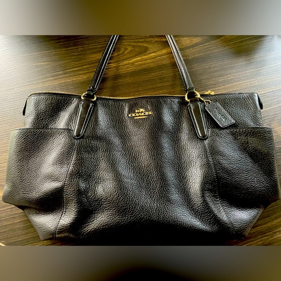 Coach Handbags - 🖤EUC Beautiful Black Pebbled Leather Coach Bag